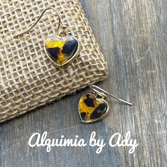 Tortoise print Acrylic gold dangle hearts earrings/fall vibes/minimalist - Picture 1 of 1